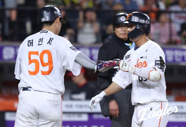 한화 이글스 내야수 박정현(오른쪽)이 9일 대전 한화생명 볼파크에서 열린 2026 신한 SOL KBO리그 KIA 타이거즈와의 팀 간 7차전에서 8회말 시즌 1호 홈런을 기록했다. 사진 한화 이글스