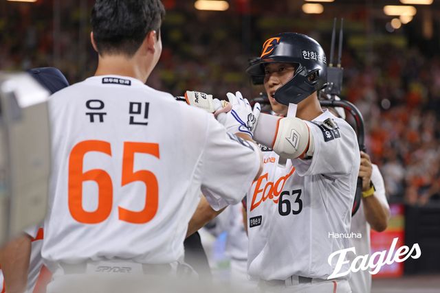 한화 이글스 내야수 박정현(오른쪽)이 9일 대전 한화생명 볼파크에서 열린 2026 신한 SOL KBO리그 KIA 타이거즈와의 팀 간 7차전에서 8회말 시즌 1호 홈런을 기록했다. 사진 한화 이글스