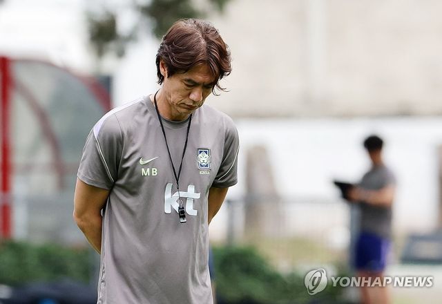 대한민국 축구 국가대표팀의 홍명보 감독이 9일(한국시간) 멕시코 과달라하라 인근 사포판의 치바스 바예 베르데 훈련장에서 열린 대표팀 훈련 도중 생각에 잠겨 있다. 한국은 12일 과달라하라의 화달라하라 스타디움에서 동유럽 체코와 이번 대회 첫 경기를 치른다. 한국은 체코와 월드컵에서 사상 처음으로 맞붙는다. 연합뉴스