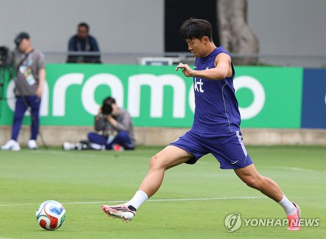 대한민국 축구 국가대표팀의 주장 손흥민이 9일(한국시간) 멕시코 과달라하라 인근 사포판의 치바스 바예 베르데 훈련장에서 열린 대표팀 훈련 도중 드리블을 하고 있다. 한국은 12일 과달라하라의 화달라하라 스타디움에서 동유럽 체코와 이번 대회 첫 경기를 치른다. 한국은 체코와 월드컵에서 사상 처음으로 맞붙는다. 연합뉴스