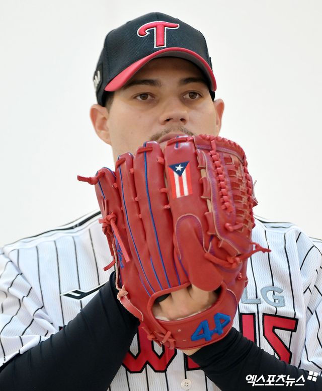10일 오후 서울 송파구 잠실야구장에서 열리는 '2026 신한 SOL Bank KBO리그' SSG 랜더스와 LG 트윈스의 경기, LG 새 외국인투수 약셀 리오스가 프로필 촬영에 임하고 있다. 잠실, 김한준 기자