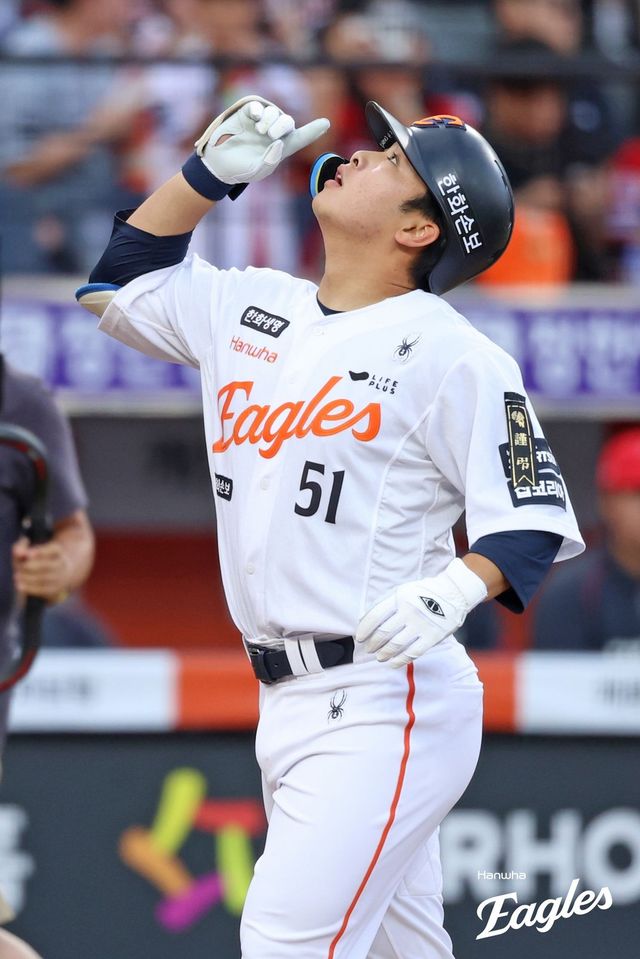 한화는 10일 대전 한화생명볼파크에서 2026 신한 SOL뱅크 KBO리그 KIA전을 치러 4-3으로 승리했다. 이날 승리로 한화는 시즌 31승1무28패를 기록하면서 4위 KIA와 격차를 다시 1경기로 좁혔다. 5위 한화는 31승1무28패를 기록했고, 4위 KIA는 2연승을 마감하면서 33승2무28패가 됐다. 한화는 올 시즌 KIA와의 홈 4경기를 모두 패하는 수모를 당했는데 다섯 번째 경기에서 웃었다. 한화 이글스