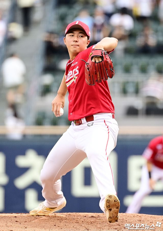 9일 오후 서울 송파구 잠실야구장에서 열린 '2026 신한 SOL Bank KBO리그' SSG 랜더스와 LG 트윈스의 경기, 1회말 SSG 선발투수 김민준이 역투하고 있다. 잠실, 박지영 기자