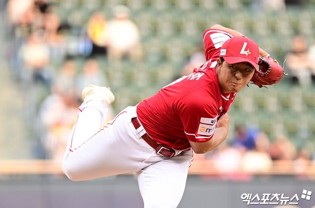 9일 오후 서울 송파구 잠실야구장에서 열린 '2026 신한 SOL Bank KBO리그' SSG 랜더스와 LG 트윈스의 경기, 1회말 SSG 선발투수 김민준이 역투하고 있다. 잠실, 박지영 기자