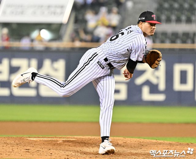 10일 오후 서울 송파구 잠실야구장에서 열린 '2026 신한 SOL Bank KBO리그' SSG 랜더스와 LG 트윈스의 경기, 6회초 LG 리오스가 공을 힘차게 던지고 있다. 잠실, 김한준 기자