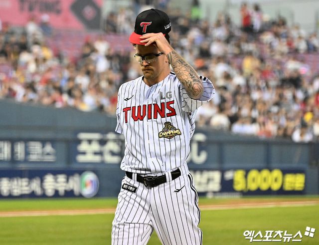 10일 오후 서울 송파구 잠실야구장에서 열린 '2026 신한 SOL Bank KBO리그' SSG 랜더스와 LG 트윈스의 경기, 5회초 1사 1,2루 LG 웰스가 마운드를 내려오고 있다. 잠실, 김한준 기자