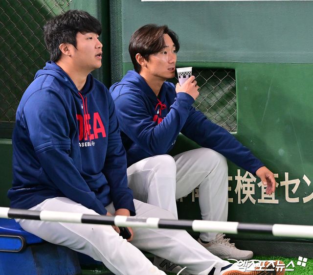 8일 오후 일본 도쿄돔에서 2026 월드베이스볼클래식(WBC) 한국 대표팀 공식 훈련이 진행됐다. 한국 문보경과 신민재가 그라운드를 바라보고 있다. 엑스포츠뉴스 DB