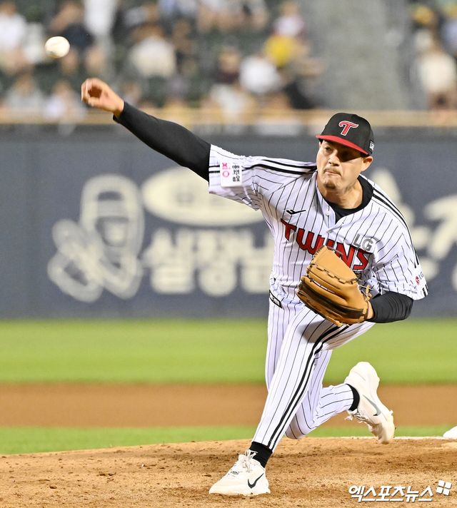 10일 오후 서울 송파구 잠실야구장에서 열린 '2026 신한 SOL Bank KBO리그' SSG 랜더스와 LG 트윈스의 경기, 6회초 LG 리오스가 공을 힘차게 던지고 있다. 잠실, 김한준 기자