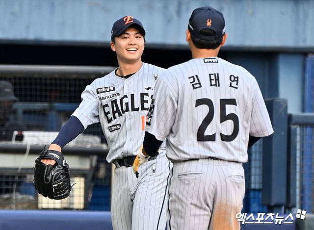  한화 이글스가 대만 출신 아시아 쿼터인 왼손 투수 왕옌청의 아시안게임 차출 공문을 받고 고심 중이다. 대만야구협회는 2026 아이치·나고야 아시안게임에 출전하는 대만 야구대표팀에 왕옌청을 파견할 수 있는지 타진하는 정식 공문을 한화 구단에 보낸 것으로 드러났다. 한화는 올해 초 월드베이스볼클래식(WBC) 때도 왕옌청의 대만 대표팀 파견을 고려했던 만큼 깊이 있는 내부 검토를 거쳐 아시안게임 출전 문제를 매듭지을 예정이다. 한화는 한국 대표팀에도 타선의 핵심인 노시환과 문현빈이 파견되는 만큼 왕옌청까지 빠지면 전력 공백이 적지 않을 전망이다. 엑스포츠뉴스DB
