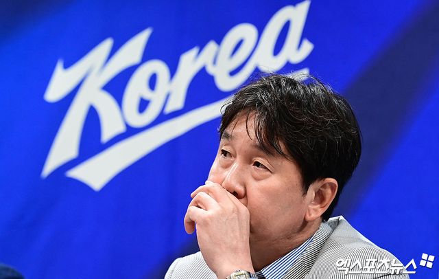11일 오후 서울 중구 프레스센터에서 열린 2026 아시안게임 야구 국가대표팀 기자회견에 참석한 류지현 감독이 취재진의 질문을 듣고 있다. 태평로, 박지영 기자