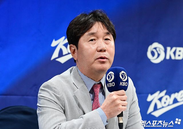 11일 오후 서울 중구 프레스센터에서 열린 2026 아시안게임 야구 국가대표팀 기자회견에 참석한 류지현 감독이 인사하고 있다. 태평로, 박지영 기자