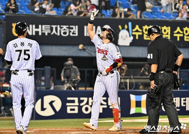 10일 오후 서울 송파구 잠실야구장에서 열린 '2026 신한 SOL Bank KBO리그' SSG 랜더스와 LG 트윈스의 경기, 5회말 1사 만루 LG 오스틴이 만루 홈런을 날린 후 기뻐하고 있다. 잠실, 김한준 기자
