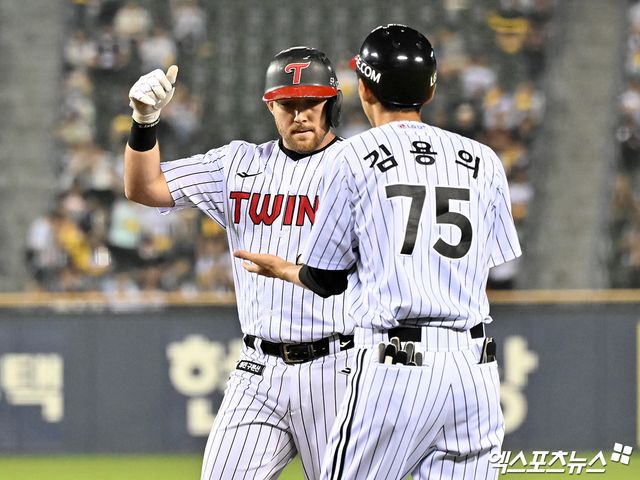 10일 오후 서울 송파구 잠실야구장에서 열린 '2026 신한 SOL Bank KBO리그' SSG 랜더스와 LG 트윈스의 경기, 7회말 1사 LG 오스틴이 좌전안타를 날리고 있다. 잠실, 김한준 기자