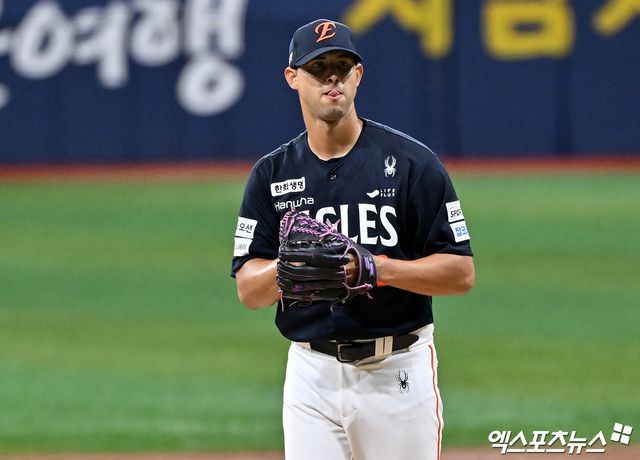 12일 오후 서울 구로구 고척스카이돔에서 열린 '2026 신한 SOL Bank KBO리그' 한화 이글스와 키움 히어로즈의 경기, 1회말 한화 선발투수 에르난데스가 공을 힘차게 던지고 있다. 고척, 김한준 기자