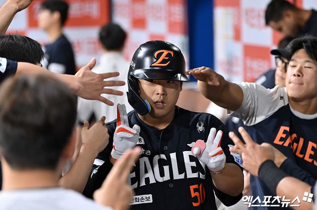 12일 오후 서울 구로구 고척스카이돔에서 열린 '2026 신한 SOL Bank KBO리그' 한화 이글스와 키움 히어로즈의 경기, 4회초 한화 강백호가 솔로 홈런을 날린 후 더그아웃에서 하이파이브를 하고 있다. 고척, 김한준 기자