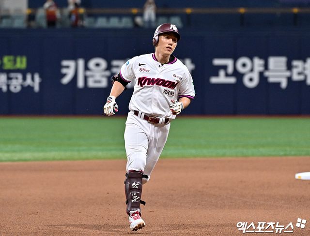 12일 오후 서울 구로구 고척스카이돔에서 열린 '2026 신한 SOL Bank KBO리그' 한화 이글스와 키움 히어로즈의 경기, 6회말 키움 서건창이 솔로 홈런을 날리고 있다. 고척, 김한준 기자