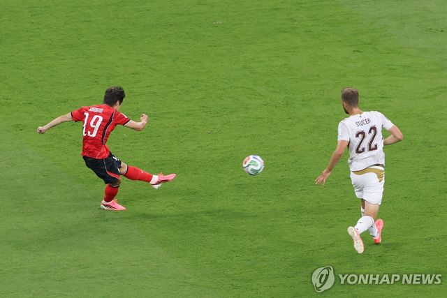 경기는 지배했지만 소득이 없었다. 한국이 체코를 상대로 주도권을 잡고도 득점을 올리지 못하며 전반전을 무득점으로 마쳤다. 이강인의 왼발이 여러차례 번뜩였으나 결정적 기회를 득점으로 연결하지 못하면서 다소 아쉬움을 남긴 채 후반전을 맞이하게 됐다. 사진 연합뉴스