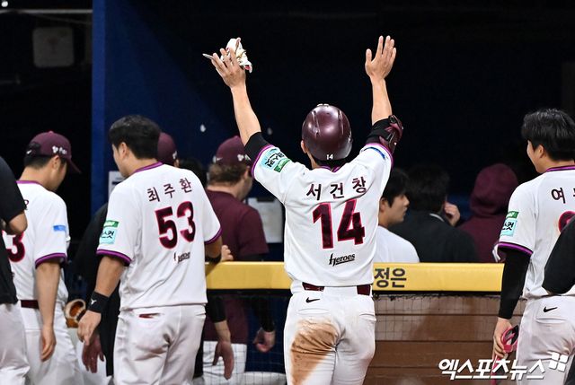 12일 오후 서울 구로구 고척스카이돔에서 열린 '2026 신한 SOL Bank KBO리그' 한화 이글스와 키움 히어로즈의 경기, 키움이 서건창의 끝내기 안타에 힘입어 한화에 4:3 역전승을 거뒀다. 이날 경기에서 승리한 키움 서건창이 기뻐하고 있다. 고척, 김한준 기자