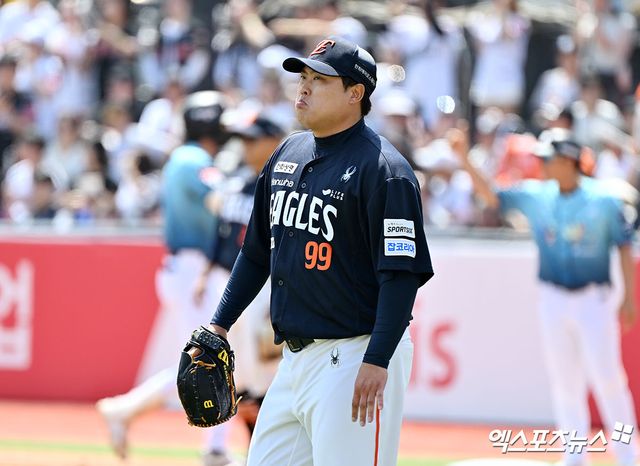 17일 오후 수원KT위즈파크에서 열린 '2026 신한 SOL Bank KBO리그' 한화 이글스와 KT 위즈의 경기, 1회말 1사 1,3루 한화 류현진이 KT 힐리어드에게 1타점 적시타를 허용하고 있다. 엑스포츠뉴스 DB
