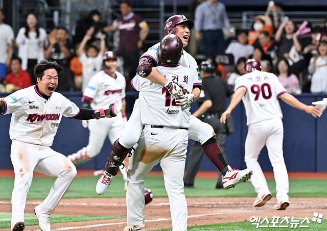 12일 오후 서울 구로구 고척스카이돔에서 열린 '2026 신한 SOL Bank KBO리그' 한화 이글스와 키움 히어로즈의 경기, 키움이 서건창의 끝내기 안타에 힘입어 한화에 4:3 역전승을 거뒀다. 9회말 2사 1,2루 키움 서건창이 끝내기 안타를 날리고 있다. 고척, 김한준 기자