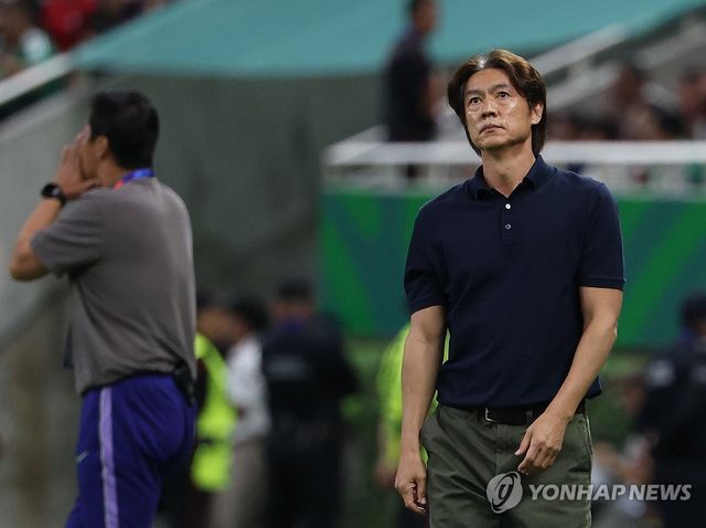 경기는 지배했지만 소득이 없었다. 한국이 체코를 상대로 주도권을 잡고도 득점을 올리지 못하며 전반전을 무득점으로 마쳤다. 이강인의 왼발이 여러차례 번뜩였으나 결정적 기회를 득점으로 연결하지 못하면서 다소 아쉬움을 남긴 채 후반전을 맞이하게 됐다. 사진 연합뉴스