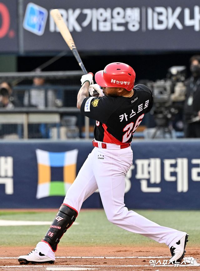 부상에서 회복 중인 KIA 타이거즈 외국인 타자 해럴드 카스트로가 복귀를 준비하고 있다. 현재 2군 훈련장인 함평-KIA챌린저스필드에서 기술 훈련을 진행하고 있다. 13일 잔류군에 합류해 본격적인 복귀 준비에 들어갈 예정이다. 엑스포츠뉴스 DB