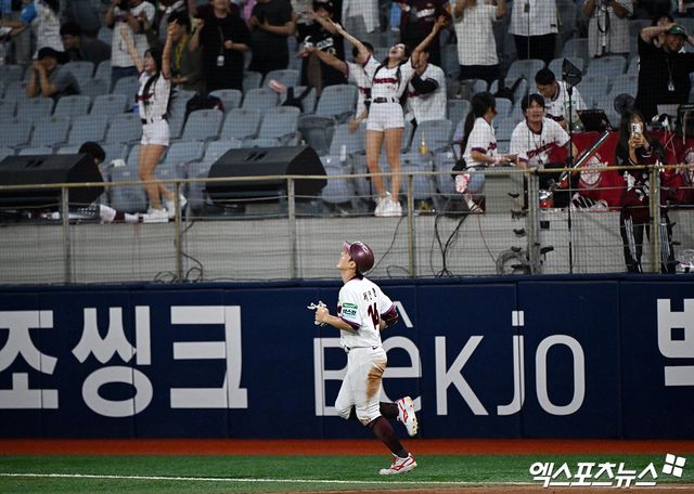 12일 오후 서울 구로구 고척스카이돔에서 열린 '2026 신한 SOL Bank KBO리그' 한화 이글스와 키움 히어로즈의 경기, 키움이 서건창의 끝내기 안타에 힘입어 한화에 4:3 역전승을 거뒀다. 이날 경기에서 승리한 키움 서건창이 기뻐하고 있다. 고척, 김한준 기자