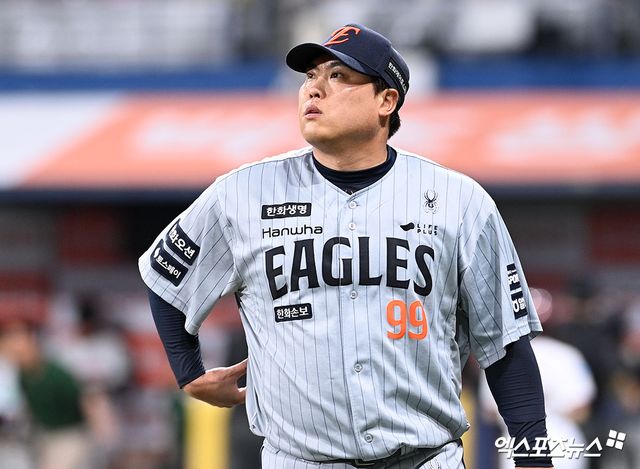 12일 오후 서울 구로구 고척스카이돔에서 열린 '2026 신한 SOL Bank KBO리그' 한화 이글스와 키움 히어로즈의 경기, 5회말 이닝을 마친 한화 선발 류현진이 더그아웃으로 향하고 있다. 엑스포츠뉴스 DB