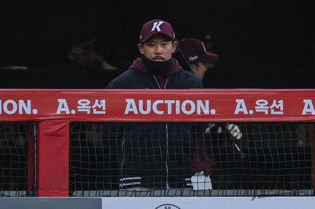 이용규 키움 히어로즈 코치가 12일 새벽 경기도 구리에서 음주운전 적발로 불구속 입건됐다. 이용규 코치는 이날 오전 6시 25분께 구리시 아천동의 한 왕복 6차로에서 술을 마신 상태로 자신의 승용차를 운전하다 사고를 낸 혐의를 받고 있다. 경찰이 사고 직후 측정한 이용규 코치의 혈중알코올농도는 면허취소 수치였던 것으로 전해졌다. 키움 구단은 정확한 사고 경위 파악 후 공식 입장을 발표할 예정이다. 사진 키움 히어로즈