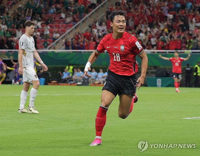 38도 고열에 시달리던 오현규가 반나절 만에 회복해 득점포까지 터뜨릴 수 있었던 배경에는 한국 축구 대표팀 의료진의 헌신이 자리하고 있었다. 송준섭 수석 주치의와 백정국 의무팀장은 13일 훈련 종료 후 메디컬 브리핑을 진행했다. 이들에 따르면 오현규는 침대에서 일어나 화장실 가는 것도 힘들 정도로 상태가 안 좋았으나 맞춤 치료를 통해 완벽히 회복할 수 있었다. 연합뉴스