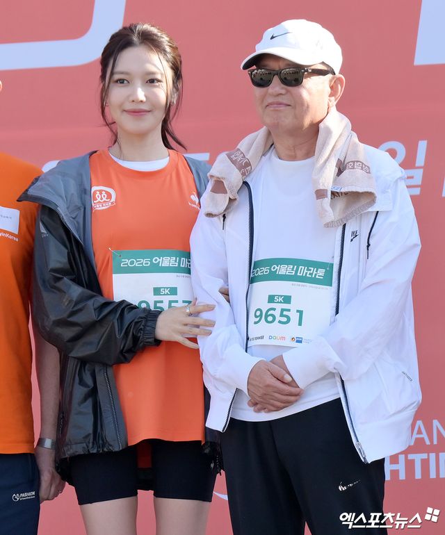 가수 겸 배우 수영