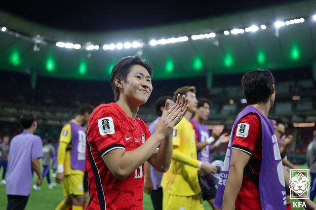 오늘이 가장 싸다. 한국 축구 에이스 이강인(파리 생제르맹)의 몸값이 2026 국제축구연맹(FIFA) 북중미 월드컵 활약으로 인해 천정부지로 치솟을 기세다. 이강인은 지난 12일(한국시간) 멕시코 과달라하라의 과달라하라 스타디움에서 열린 체코와의 북중미 월드컵 A조 1차전서 황인범의 동점골을 어시스트 하는 등 맹활약을 펼치며 한국의 2-1 역전승을 견인했다. 체코전 맹활약으로 기존 이강인을 노리던 스페인 아틀레티코 마드리드의 발등에 불이 떨어졌다. 스페인 현지에서는 이강인의 현재 몸값인 2500만 유로(약 440억원)가 지나치게 낮다고 보고 있다. 대한축구협회
