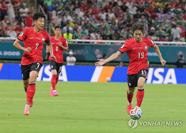 오늘이 가장 싸다. 한국 축구 에이스 이강인(파리 생제르맹)의 몸값이 2026 국제축구연맹(FIFA) 북중미 월드컵 활약으로 인해 천정부지로 치솟을 기세다. 이강인은 지난 12일(한국시간) 멕시코 과달라하라의 과달라하라 스타디움에서 열린 체코와의 북중미 월드컵 A조 1차전서 황인범의 동점골을 어시스트 하는 등 맹활약을 펼치며 한국의 2-1 역전승을 견인했다. 체코전 맹활약으로 기존 이강인을 노리던 스페인 아틀레티코 마드리드의 발등에 불이 떨어졌다. 스페인 현지에서는 이강인의 현재 몸값인 2500만 유로(약 440억원)가 지나치게 낮다고 보고 있다. 연합뉴스