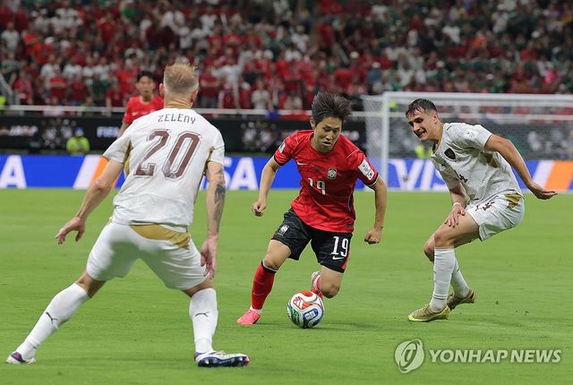 오늘이 가장 싸다. 한국 축구 에이스 이강인(파리 생제르맹)의 몸값이 2026 국제축구연맹(FIFA) 북중미 월드컵 활약으로 인해 천정부지로 치솟을 기세다. 이강인은 지난 12일(한국시간) 멕시코 과달라하라의 과달라하라 스타디움에서 열린 체코와의 북중미 월드컵 A조 1차전서 황인범의 동점골을 어시스트 하는 등 맹활약을 펼치며 한국의 2-1 역전승을 견인했다. 체코전 맹활약으로 기존 이강인을 노리던 스페인 아틀레티코 마드리드의 발등에 불이 떨어졌다. 스페인 현지에서는 이강인의 현재 몸값인 2500만 유로(약 440억원)가 지나치게 낮다고 보고 있다. 연합뉴스