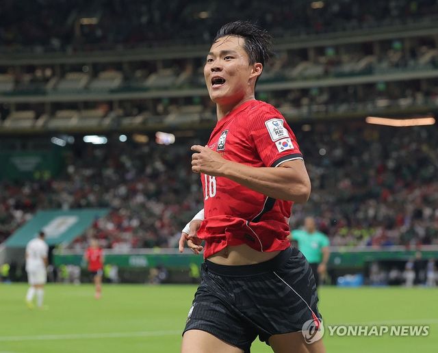 38도 고열에 시달리던 오현규가 반나절 만에 회복해 득점포까지 터뜨릴 수 있었던 배경에는 한국 축구 대표팀 의료진의 헌신이 자리하고 있었다. 송준섭 수석 주치의와 백정국 의무팀장은 13일 훈련 종료 후 메디컬 브리핑을 진행했다. 이들에 따르면 오현규는 침대에서 일어나 화장실 가는 것도 힘들 정도로 상태가 안 좋았으나 맞춤 치료를 통해 완벽히 회복할 수 있었다. 연합뉴스