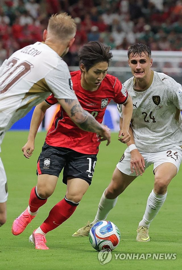 오늘이 가장 싸다. 한국 축구 에이스 이강인(파리 생제르맹)의 몸값이 2026 국제축구연맹(FIFA) 북중미 월드컵 활약으로 인해 천정부지로 치솟을 기세다. 이강인은 지난 12일(한국시간) 멕시코 과달라하라의 과달라하라 스타디움에서 열린 체코와의 북중미 월드컵 A조 1차전서 황인범의 동점골을 어시스트 하는 등 맹활약을 펼치며 한국의 2-1 역전승을 견인했다. 체코전 맹활약으로 기존 이강인을 노리던 스페인 아틀레티코 마드리드의 발등에 불이 떨어졌다. 스페인 현지에서는 이강인의 현재 몸값인 2500만 유로(약 440억원)가 지나치게 낮다고 보고 있다. 연합뉴스