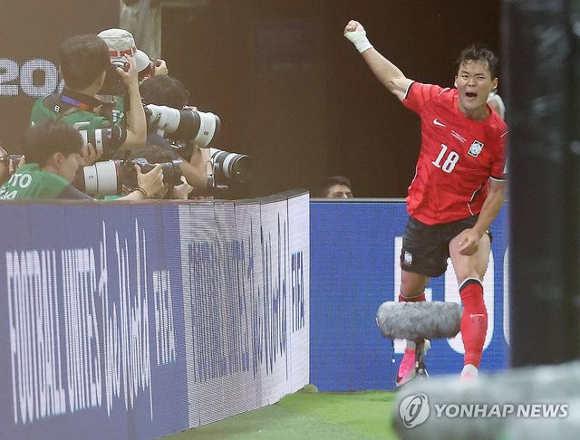 38도 고열에 시달리던 오현규가 반나절 만에 회복해 득점포까지 터뜨릴 수 있었던 배경에는 한국 축구 대표팀 의료진의 헌신이 자리하고 있었다. 송준섭 수석 주치의와 백정국 의무팀장은 13일 훈련 종료 후 메디컬 브리핑을 진행했다. 이들에 따르면 오현규는 침대에서 일어나 화장실 가는 것도 힘들 정도로 상태가 안 좋았으나 맞춤 치료를 통해 완벽히 회복할 수 있었다. 연합뉴스