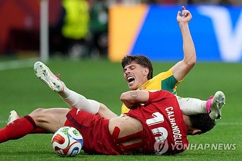토니 포포비치 감독이 이끄는 호주 축구대표팀은 14일 캐나다 밴쿠버의 밴쿠버 스타디움에서 시작된 2026 국제축구연맹(FIFA) 북중미 월드컵(캐나다·미국·멕시코 공동 개최) 조별리그 D조 1차전 튀르키예와의 경기에서 전후반 각각 한 골씩 넣어 2-0 쾌승을 거뒀다. 호주는 볼점유율을 내주면서도 찬스를 확실히 살리는 선 굵은 축구로 튀르키예의 '티키타카'를 무너트렸다. 호주는 큰 체격을 활용한 수비도 탄탄하게 구사했다. D조는 지난 13일 파라과이를 4-1로 대파한 미국과 튀르키예를 두 골 차로 누른 호주가 각각 1위와 2위를 달리게 됐다. 튀르키예가 3위, 파라과이가 4위다. 연합뉴스