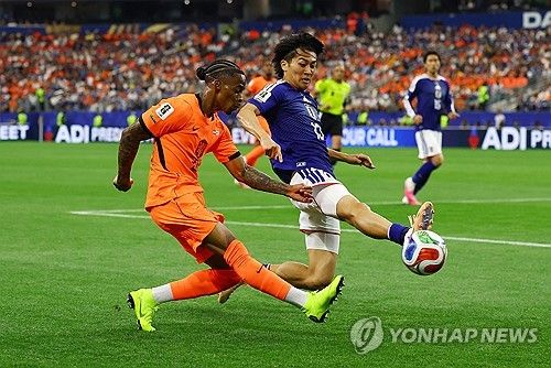 일본이 에이스 구보 다케후사를 부상으로 잃고도 유럽의 강호이자 조 1위 유력 후보인 네덜란드를 상대로 극적 무승부를 거뒀다. 일본으로서는 최상의 조건에서 월드컵 조별리그를 시작한 셈이다. 일본은 네덜란드에 두 번이나 상대에게 리드를 내줬지만, 두 번의 동점골로 따라가면서 아시아 최강의 저력을 보여줬다. 사진 연합뉴스