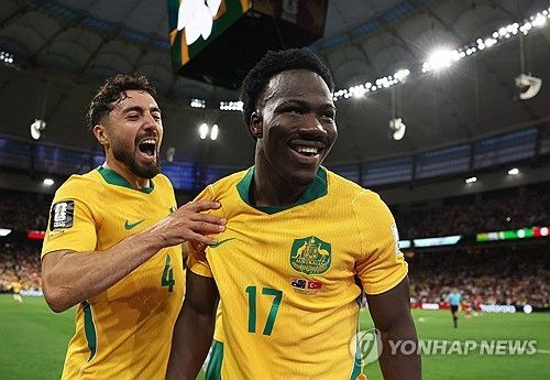 토니 포포비치 감독이 이끄는 호주 축구대표팀은 14일 캐나다 밴쿠버의 밴쿠버 스타디움에서 시작된 2026 국제축구연맹(FIFA) 북중미 월드컵(캐나다·미국·멕시코 공동 개최) 조별리그 D조 1차전 튀르키예와의 경기에서 전후반 각각 한 골씩 넣어 2-0 쾌승을 거뒀다. 호주는 볼점유율을 내주면서도 찬스를 확실히 살리는 선 굵은 축구로 튀르키예의 '티키타카'를 무너트렸다. 호주는 큰 체격을 활용한 수비도 탄탄하게 구사했다. D조는 지난 13일 파라과이를 4-1로 대파한 미국과 튀르키예를 두 골 차로 누른 호주가 각각 1위와 2위를 달리게 됐다. 튀르키예가 3위, 파라과이가 4위다. 연합뉴스