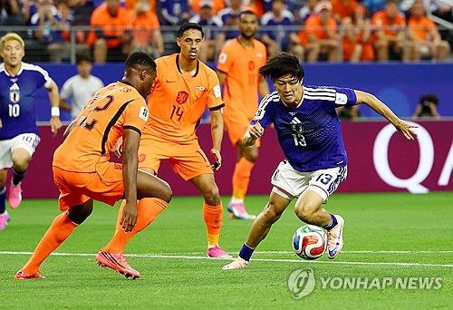 일본이 에이스 구보 다케후사를 부상으로 잃고도 유럽의 강호이자 조 1위 유력 후보인 네덜란드를 상대로 극적 무승부를 거뒀다. 일본으로서는 최상의 조건에서 월드컵 조별리그를 시작한 셈이다. 일본은 네덜란드에 두 번이나 상대에게 리드를 내줬지만, 두 번의 동점골로 따라가면서 아시아 최강의 저력을 보여줬다. 사진 연합뉴스