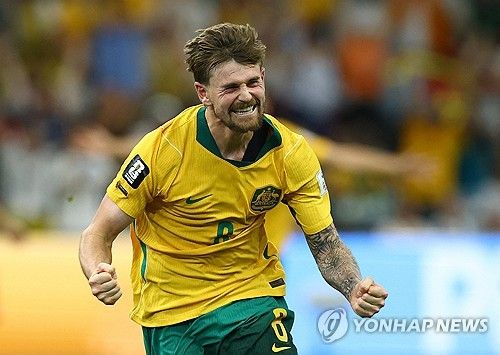 토니 포포비치 감독이 이끄는 호주 축구대표팀은 14일 캐나다 밴쿠버의 밴쿠버 스타디움에서 시작된 2026 국제축구연맹(FIFA) 북중미 월드컵(캐나다·미국·멕시코 공동 개최) 조별리그 D조 1차전 튀르키예와의 경기에서 전후반 각각 한 골씩 넣어 2-0 쾌승을 거뒀다. 호주는 볼점유율을 내주면서도 찬스를 확실히 살리는 선 굵은 축구로 튀르키예의 '티키타카'를 무너트렸다. 호주는 큰 체격을 활용한 수비도 탄탄하게 구사했다. D조는 지난 13일 파라과이를 4-1로 대파한 미국과 튀르키예를 두 골 차로 누른 호주가 각각 1위와 2위를 달리게 됐다. 튀르키예가 3위, 파라과이가 4위다. 연합뉴스