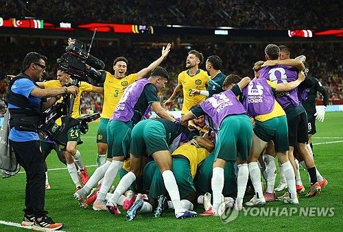 토니 포포비치 감독이 이끄는 호주 축구대표팀은 14일 캐나다 밴쿠버의 밴쿠버 스타디움에서 시작된 2026 국제축구연맹(FIFA) 북중미 월드컵(캐나다·미국·멕시코 공동 개최) 조별리그 D조 1차전 튀르키예와의 경기에서 전후반 각각 한 골씩 넣어 2-0 쾌승을 거뒀다. 호주는 볼점유율을 내주면서도 찬스를 확실히 살리는 선 굵은 축구로 튀르키예의 '티키타카'를 무너트렸다. 호주는 큰 체격을 활용한 수비도 탄탄하게 구사했다. D조는 지난 13일 파라과이를 4-1로 대파한 미국과 튀르키예를 두 골 차로 누른 호주가 각각 1위와 2위를 달리게 됐다. 튀르키예가 3위, 파라과이가 4위다. 연합뉴스