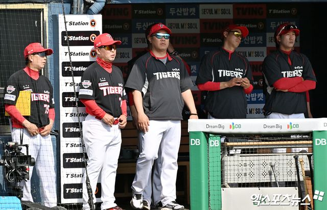 19일 오후 서울 송파구 잠실야구장에서 열린 '2026 신한 SOL Bank KBO리그' KIA 타이거즈와 두산 베어스의 경기, KIA 이범호 감독이 경기를 지켜보고 있다. 엑스포츠뉴스 DB