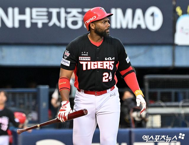 29일 오후 서울 송파구 잠실야구장에서 열린 '2026 신한 SOL Bank KBO리그' KIA 타이거즈와 LG 트윈스의 경기, 4회초 1사 KIA 아데를린이 헛스윙 삼진을 당하고 있다. 엑스포츠뉴스 DB