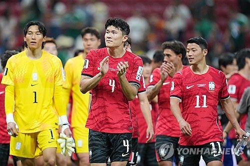 한국인 인플루언서를 향해 동양인을 비하하는 의미가 담긴 '슬랜트아이(slant-eye)' 제스처를 한 멕시코 남성이 결국 철퇴를 맞았다. 멕시코 할리스코주 토목·지형·기하학엔지니어협회(CITGEJ)의 협회장 울리세스 페르난도 베르날 미라몬테스로 밝혀진 해당 남성은 개인 소셜미디어(SNS)로 사과를 전하면서 회장직에서 사퇴하겠다는 뜻을 밝혔다. 사진 연합뉴스