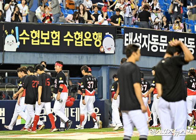 29일 오후 서울 송파구 잠실야구장에서 열린 '2026 신한 SOL Bank KBO리그' KIA 타이거즈와 LG 트윈스의 경기, LG가 송찬의와 오지환의 3점 홈런을 앞세워 KIA에 12:2 대승을 거뒀다. 경기종료 후 KIA 선수들이 그라운드를 빠져나가고 있다. 엑스포츠뉴스 DB