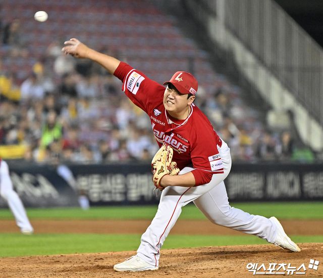 10일 오후 서울 송파구 잠실야구장에서 열린 '2026 신한 SOL Bank KBO리그' SSG 랜더스와 LG 트윈스의 경기, 5회말 무사 만루 SSG 이로운이 공을 힘차게 던지고 있다. 엑스포츠뉴스 DB