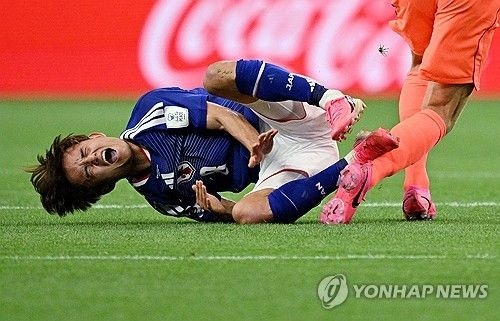 일본 축구대표팀 에이스 구보 다케후사를 둘러싼 부상 우려가 커지고 있다. 일본은 2026 국제축구연맹(FIFA) 북중미 월드컵 첫 경기에서 강호 네덜란드를 상대로 승점 1점을 따냈다. 그러나 기쁨은 오래가지 못했다. 구보는 경기 후 스태프의 부축을 받았고, 휠체어를 탄 채 경기장을 떠났다. 연합뉴스