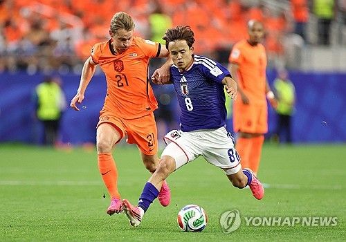 일본 축구대표팀 에이스 구보 다케후사를 둘러싼 부상 우려가 커지고 있다. 일본은 2026 국제축구연맹(FIFA) 북중미 월드컵 첫 경기에서 강호 네덜란드를 상대로 승점 1점을 따냈다. 그러나 기쁨은 오래가지 못했다. 구보는 경기 후 스태프의 부축을 받았고, 휠체어를 탄 채 경기장을 떠났다. 연합뉴스